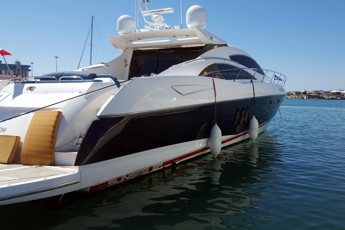 Sunseeker Predator 72 Аренда яхты в Сочи - корма